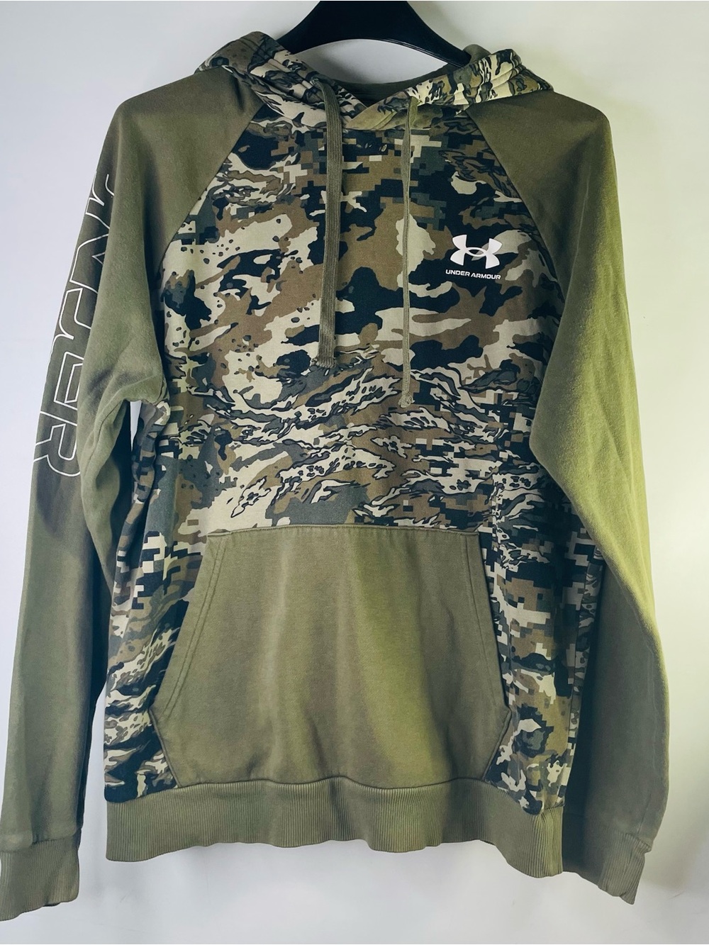 Under Armour Men’s Olive Green Crewneck Hoodie Rival Fleece Camo Script Hoodie